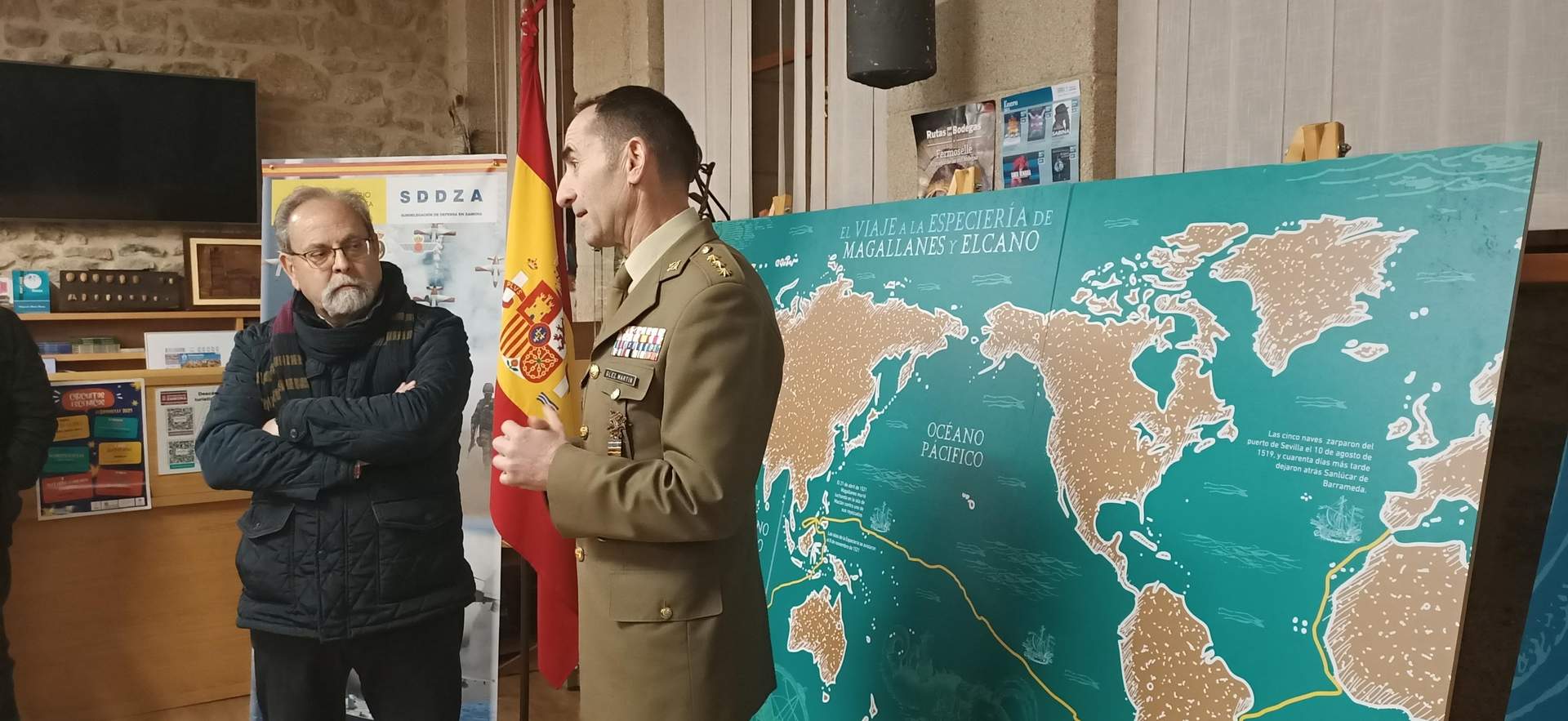 El coronel Vicente González y el alcalde de Fermoselle, José Manuel Pilo, en el acto de inauguración de la exposición "El viaje a la especiería de Magallanes y Elcano"