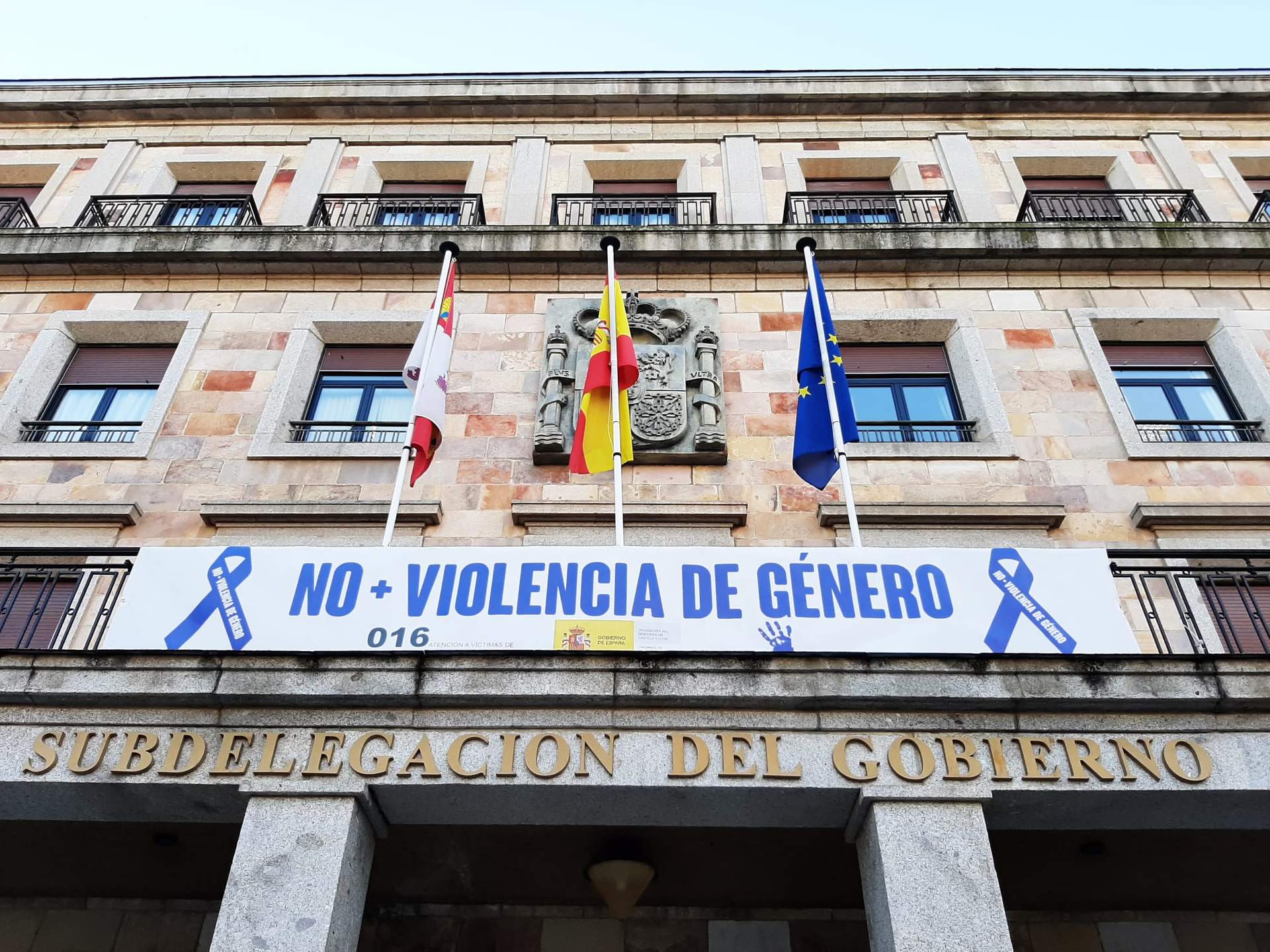 Pancarta contra la violencia de género en la fachada de la Subdelegación de Zamora
