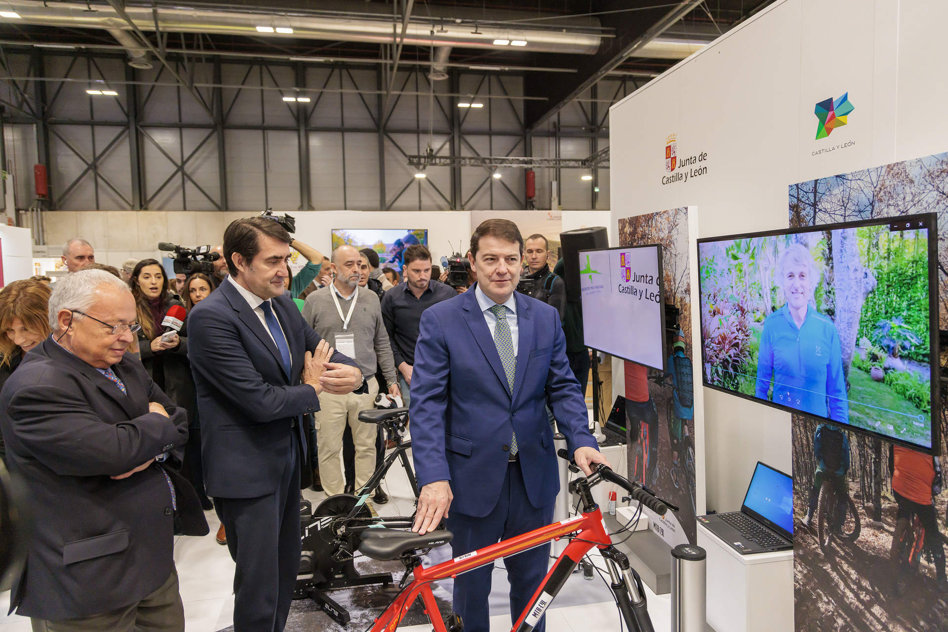 El presidente de la Junta, Alfonso Fernández Mañueco, durante su visita a los stands de Castilla y León en FITUR 2023