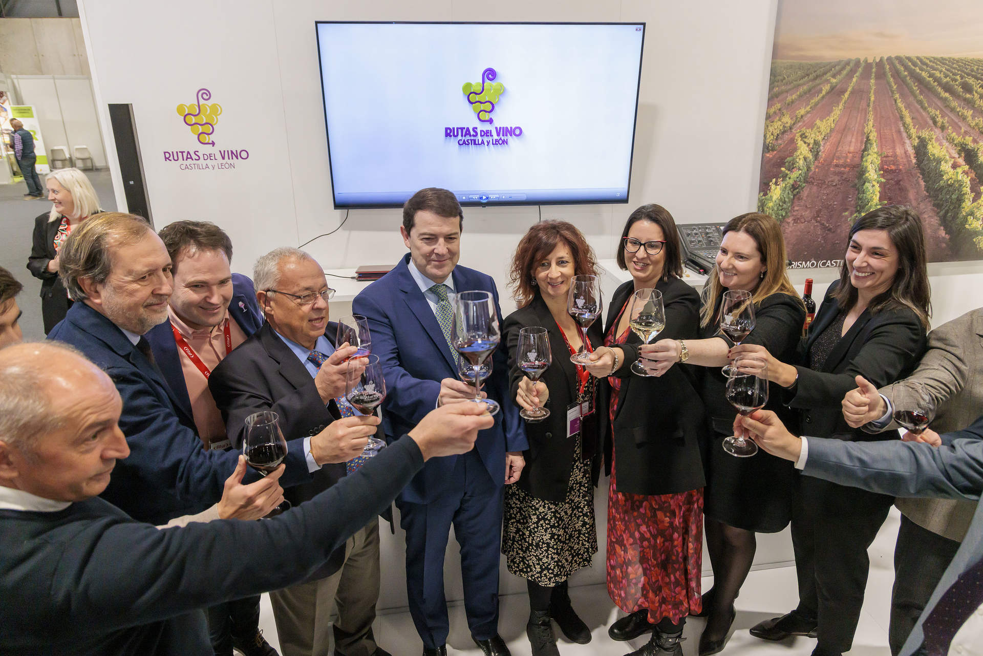 El presidente de la Junta, Alfonso Fernández Mañueco, durante su visita a los stands de Castilla y León en FITUR 2023