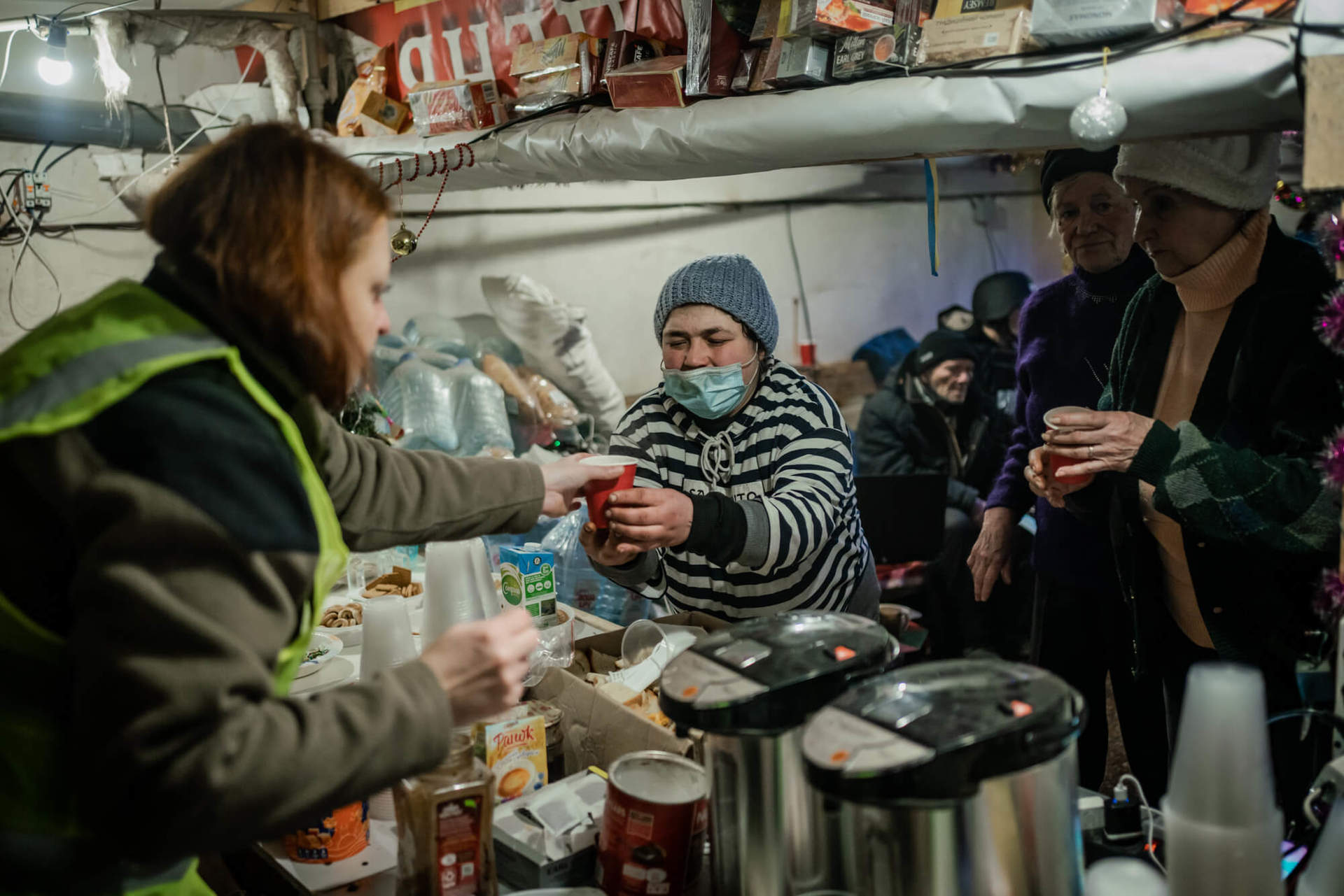 Refugiados ucranianos recibiendo ayuda. Fotografía: Embajada de Ucrania en el Reino de España