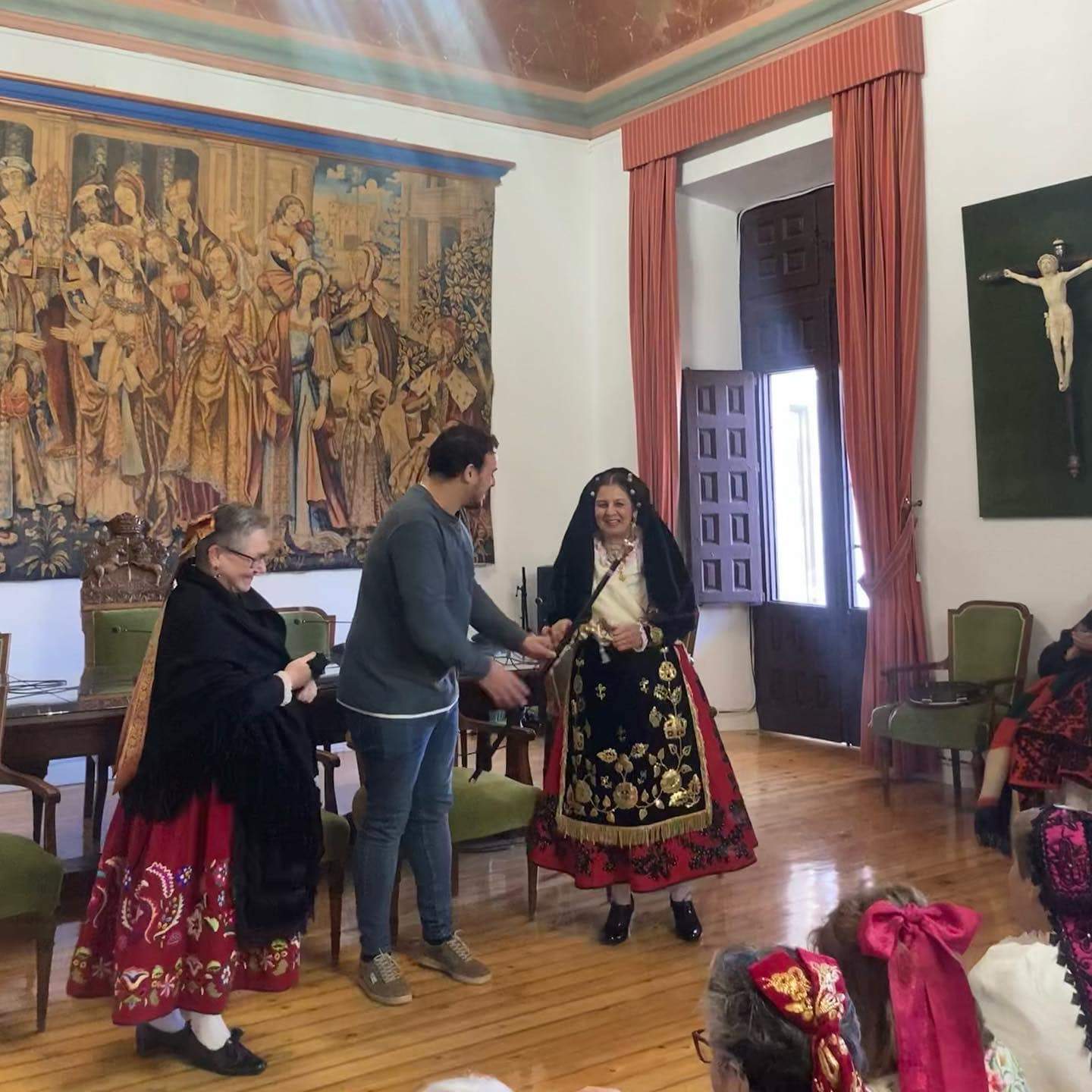Visita de la Águedas al Ayuntamiento de Toro