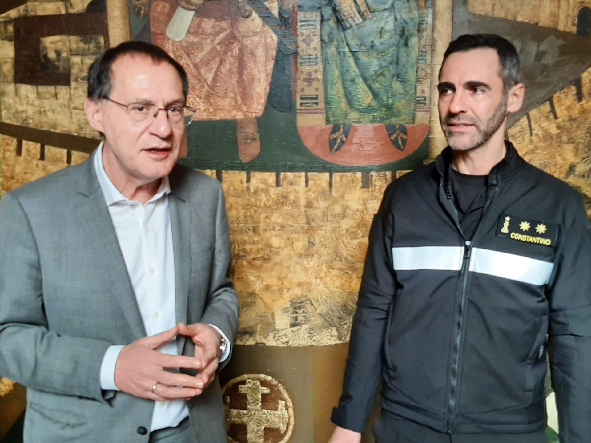 El subdelegado del Gobierno en Zamora, Ángel Blanco, y el nuevo teniente coronel de la UME, Daniel Constantino Casado