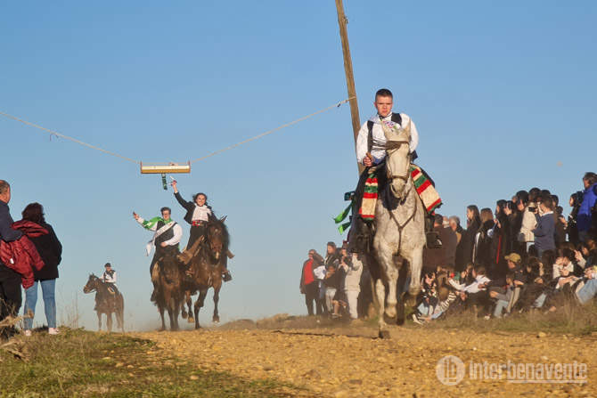 Los quintos de Fuentes de Ropel protagonizan la tradicional carrera de las cintas. Fotografía: Interbenavente.es