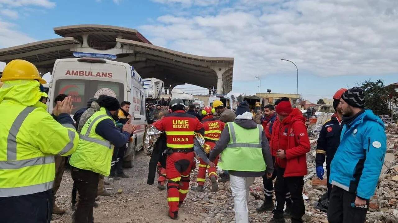 La UME salva a una madre y sus tres hijos cuatro días después del terremoto en Turquía. Fotografía: Ministerio de Defensa