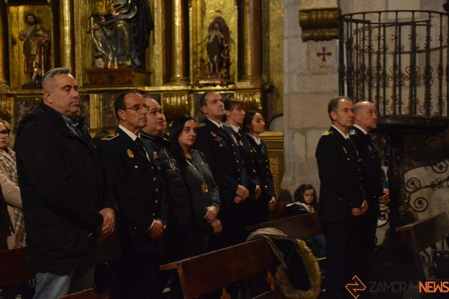 Distinción de Vulgo Congregación a la Policía Municipal de Zamora con la medalla de Hermano de Mérito