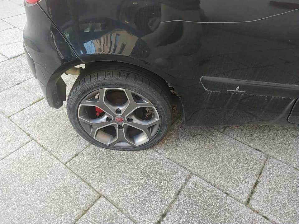 Rueda pinchada en un coche en la zona de La Aldehuela