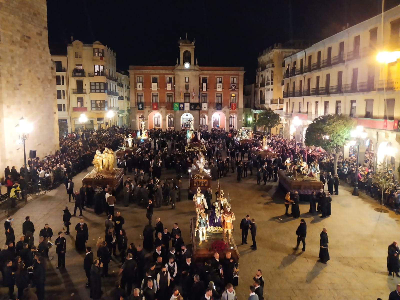 salida del Vulgo Congregación desde la plaza mayor