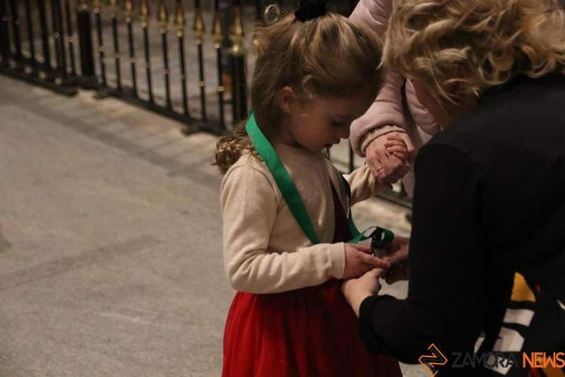Imposición de medallas y entrega de varas a los nuevos cofrades y damas de La Esperanza (9)