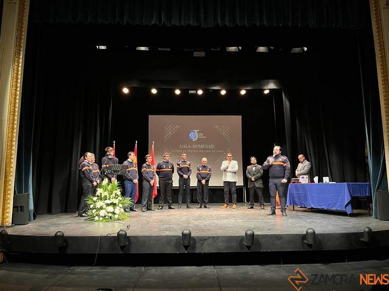 El teatro Latorre acoge la gala homenaje 35 aniversario Protección Civil de Toro (2)