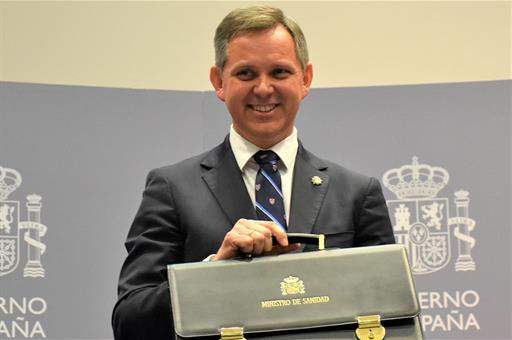 El nuevo ministro de Sanidad, José Manuel Miñones, con la cartera ministerial en el acto de toma de posesión