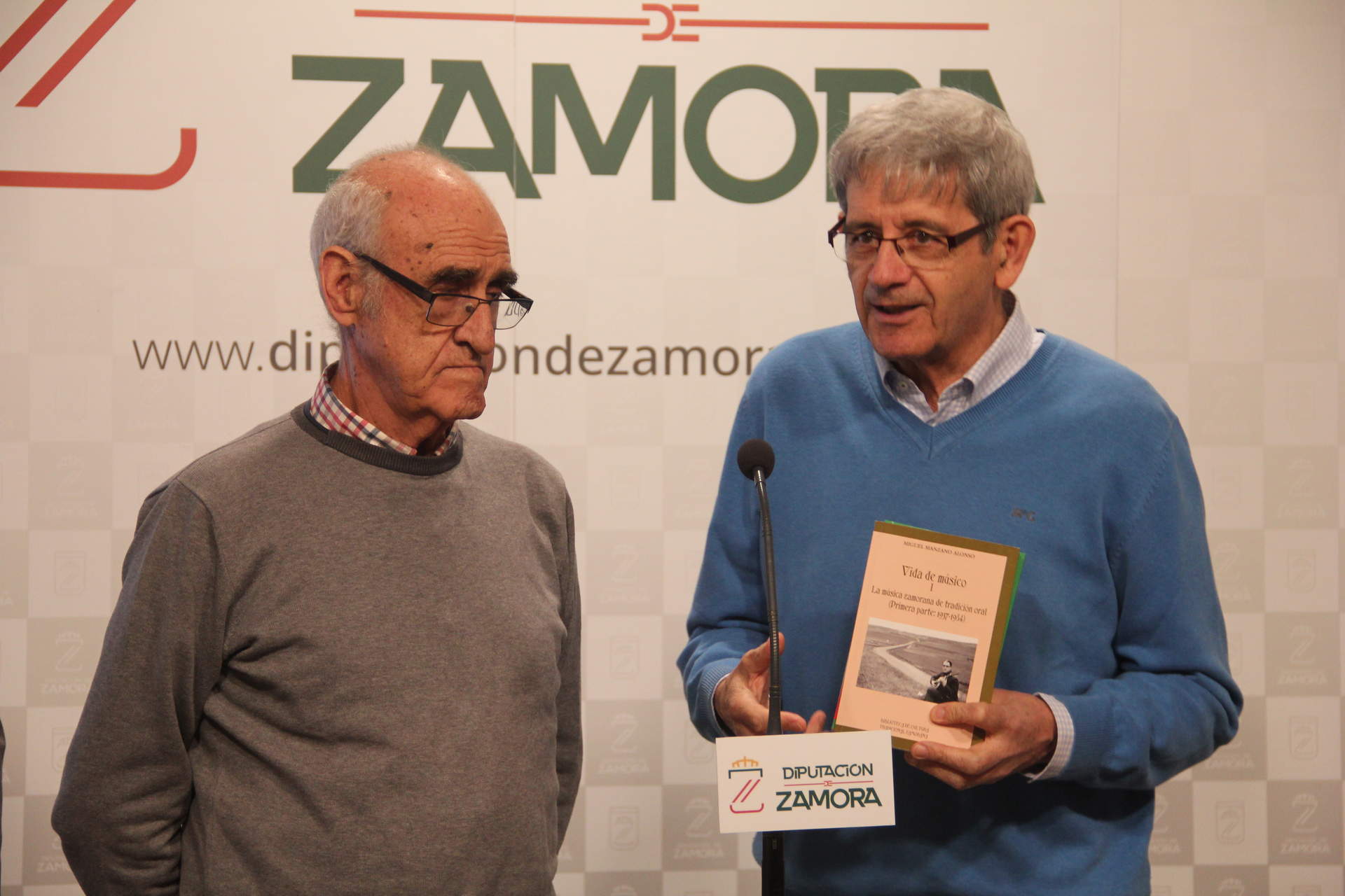 Miguel Manzano durante la presentación de su libro Vida de Músico I, La música zamorana de tradición oral
(1937-1984)