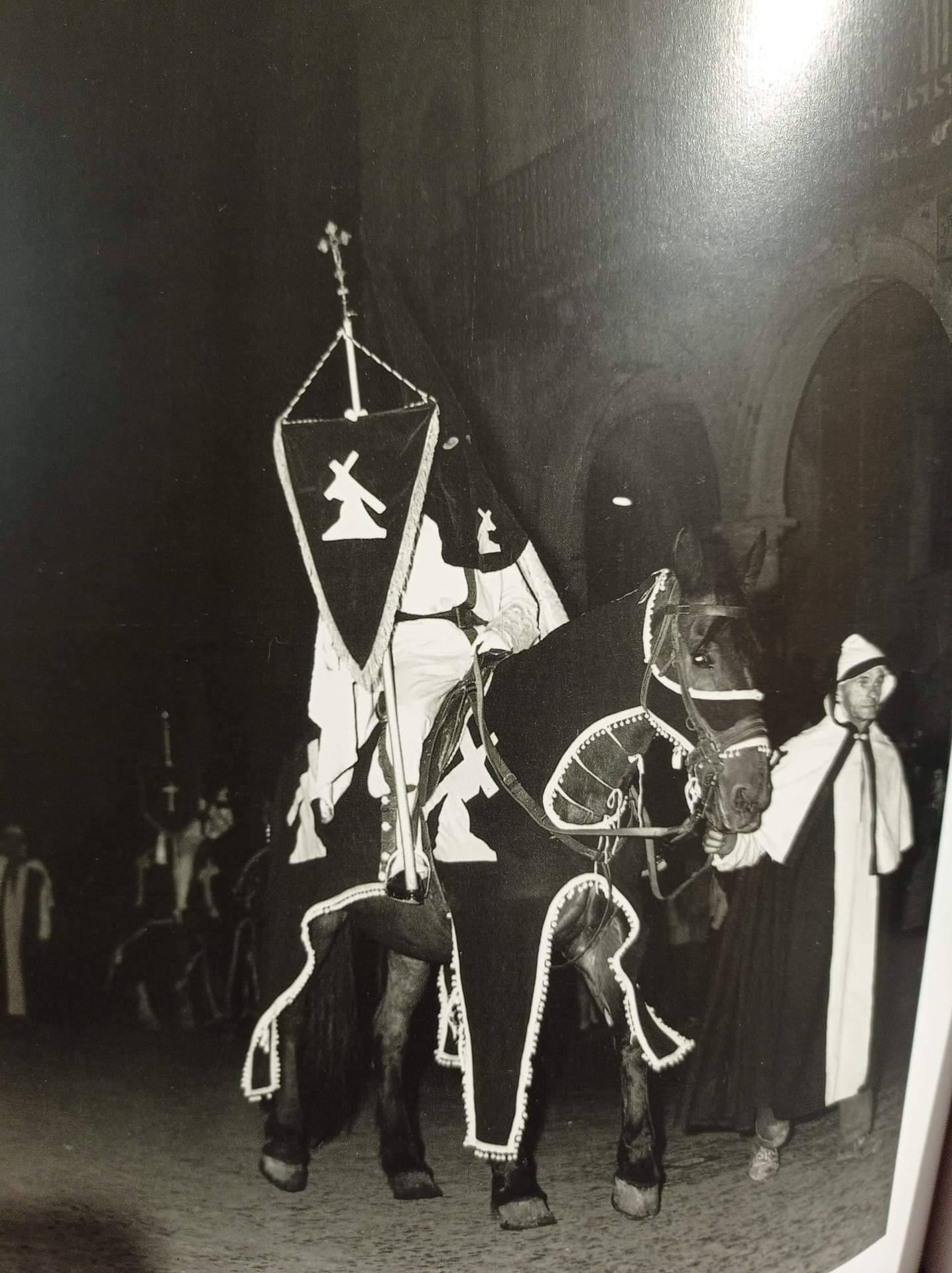 Cuando salían caballos en el vía Crucis. Fotografía: Quintas
