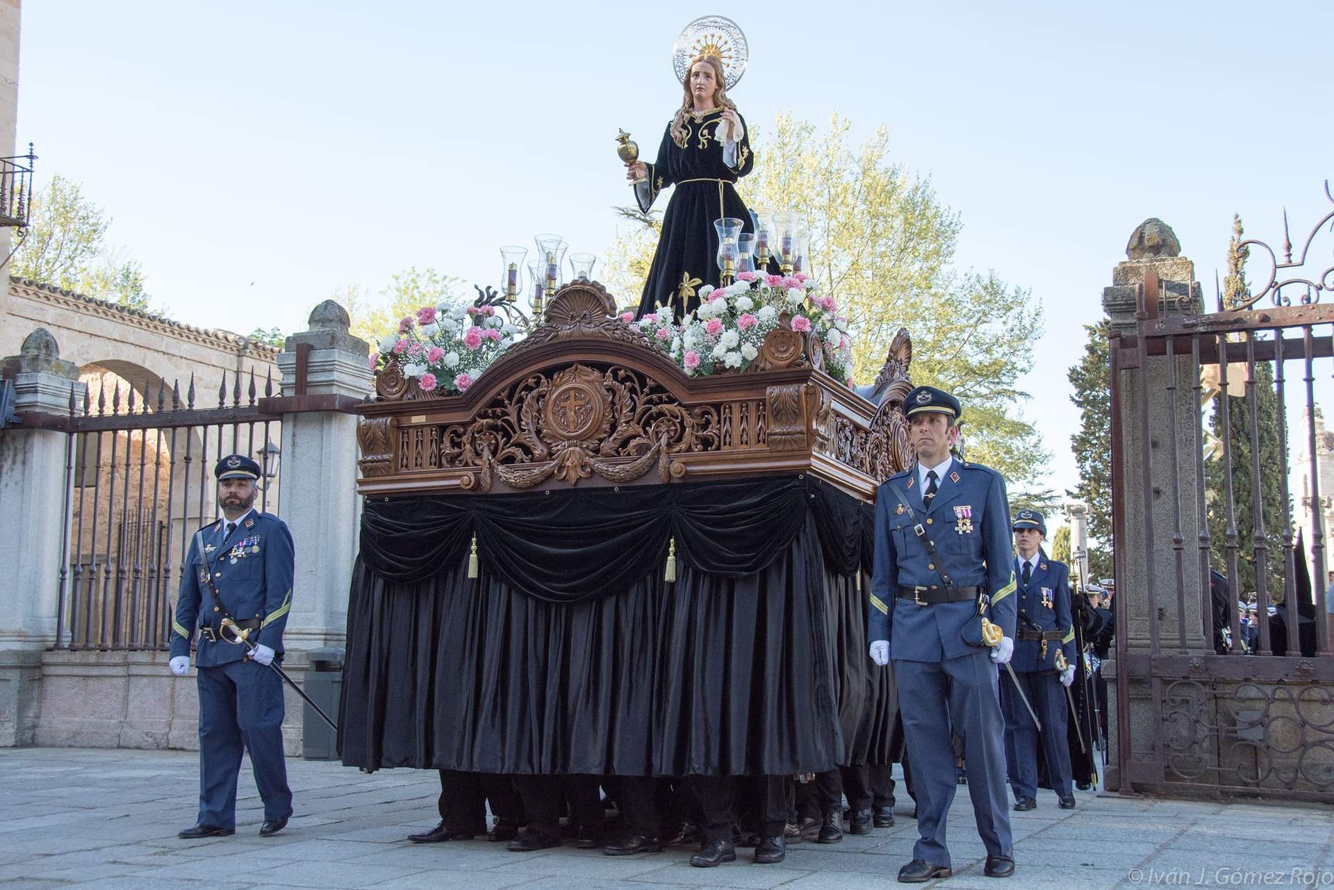 El Ejército del Aire y del Espacio escoltando a La Magdalena. Fotografía de archivo de la Real Cofradía del Santo Entierro