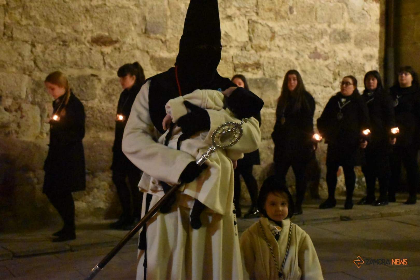 Nuestra Madres de las Angustias desfila en la noche del Viernes Santo_10