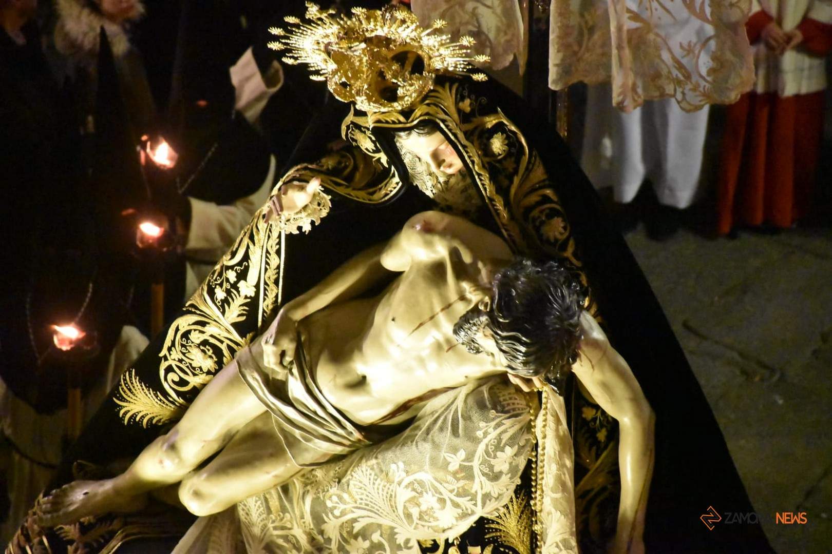 Nuestra Madres de las Angustias desfila en la noche del Viernes Santo_3