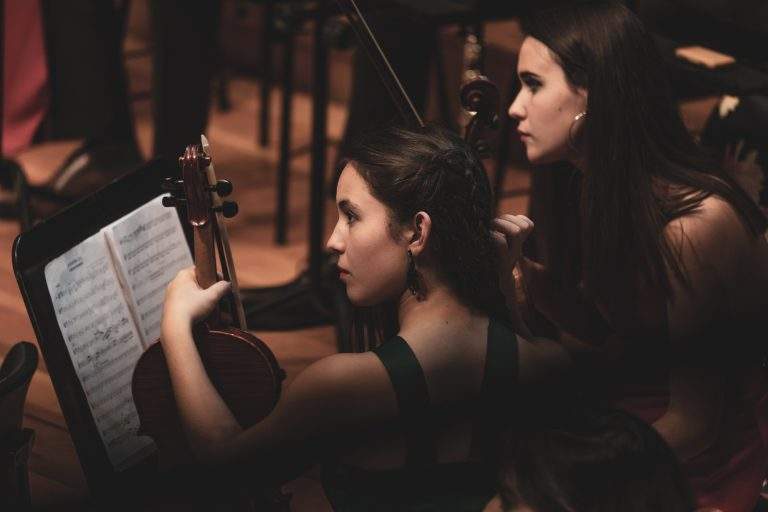 Músicos bajo al dirección de Ernesto Monsalve