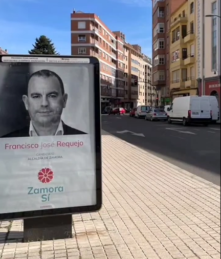 Uno de los mupis de las paradas de autobús