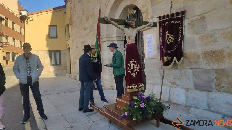 El Cristo de Valderrey sale de la iglesia para procesionar hasta a la ermita (3)