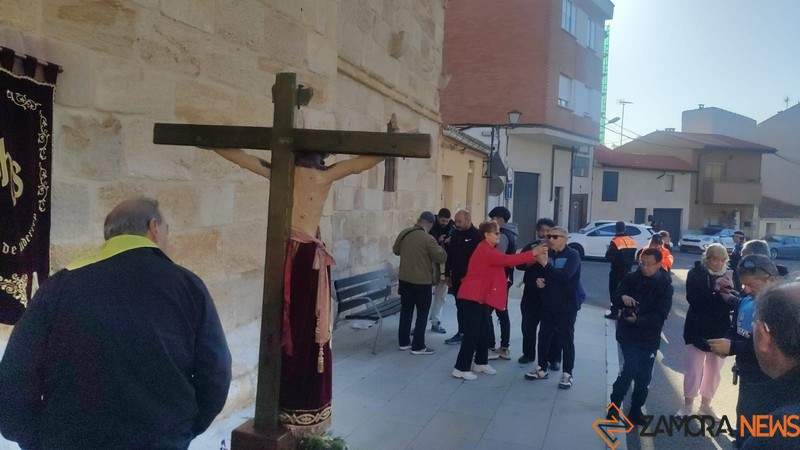El Cristo de Valderrey sale de la iglesia para procesionar hasta a la ermita (5)