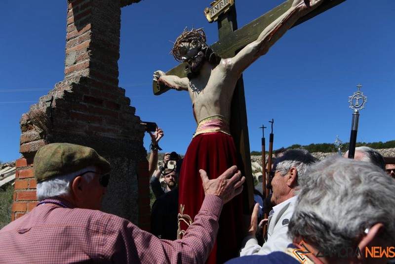 Cientos de zamoranos disfrutan del buen tiempo en Valderrey (1)