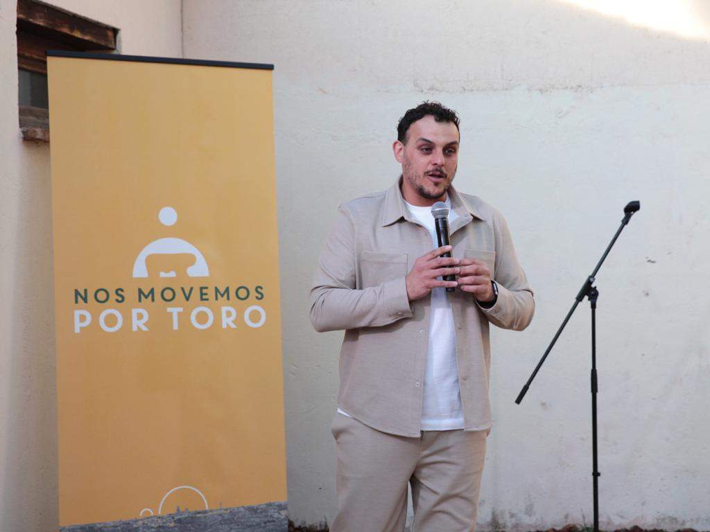 Tomás del Bien en la presentación de la agrupación