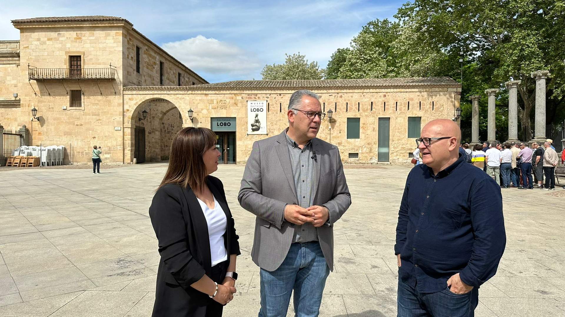 Prada ante la puerta de la Fundación Baltasar Lobo