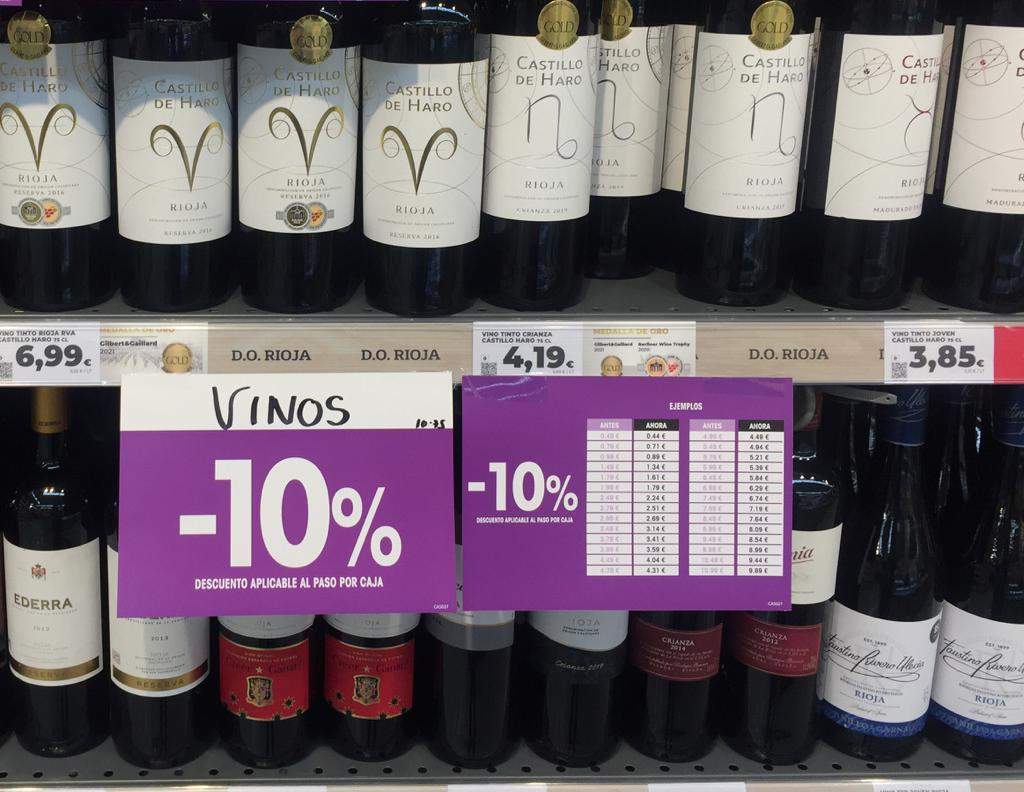 Carteles descuentos en el supermercado La plaza de Día en avenida Tres Cruces