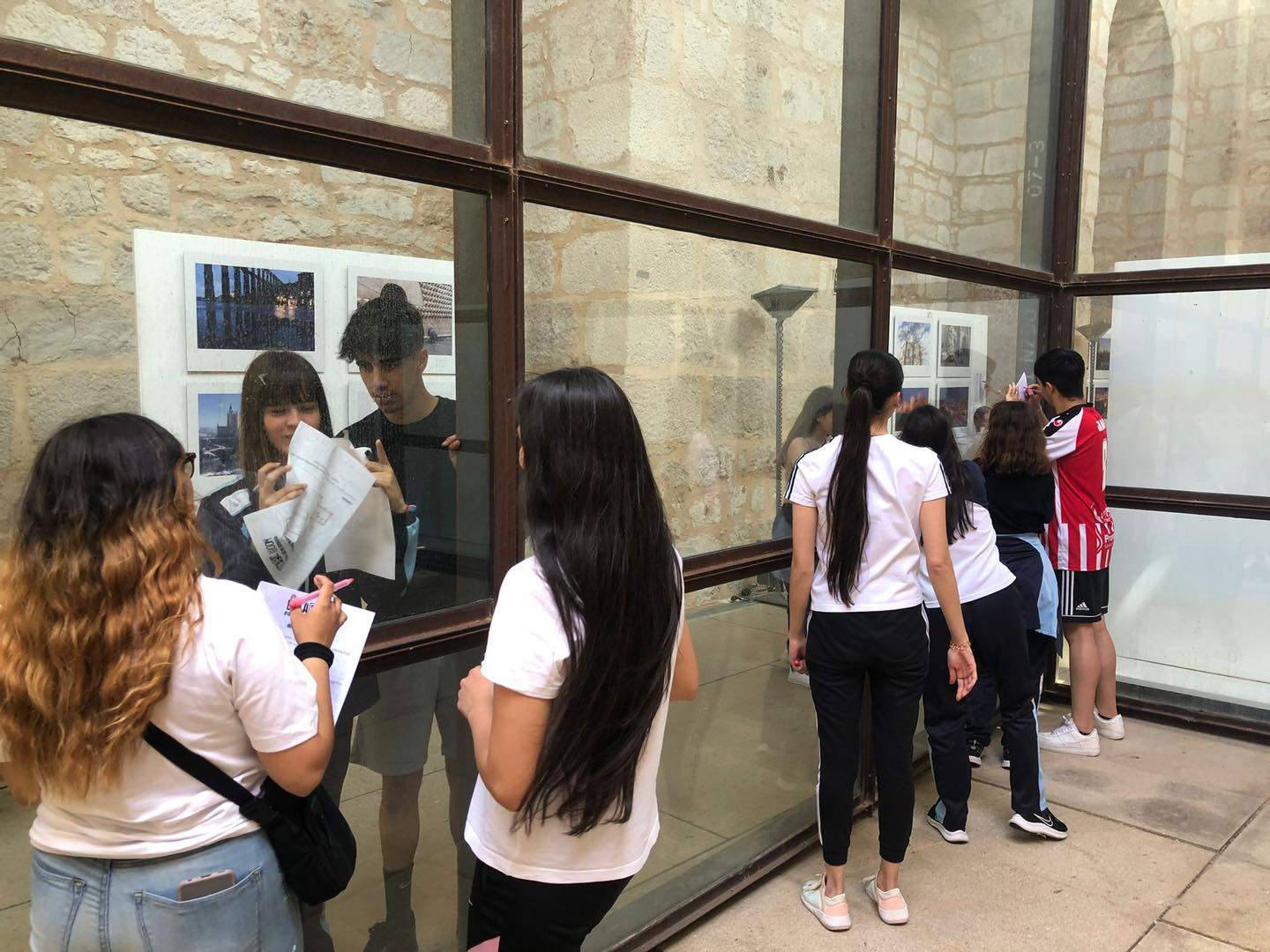 Alumnos del colegio Santísima Trinidad de Pinilla durante el escape room por el Día de Europa. Fotografía: FRAH
