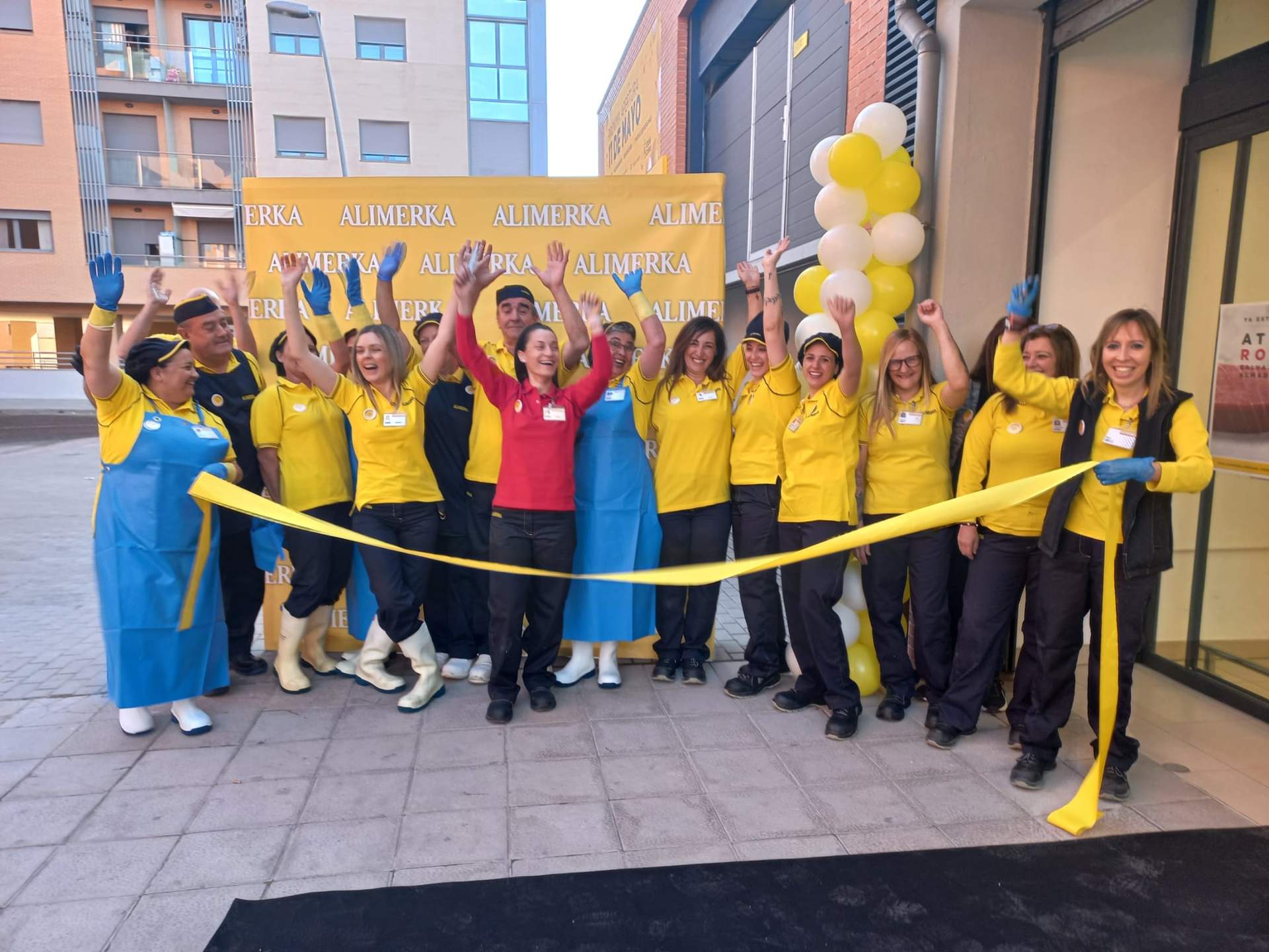 Foto de familia trabajadores supermercado Alimerka en La Aldehuela