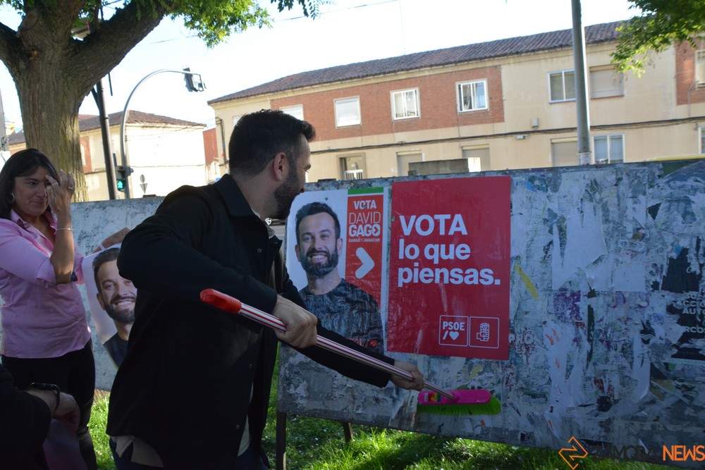 David Gago en la pega de cartel