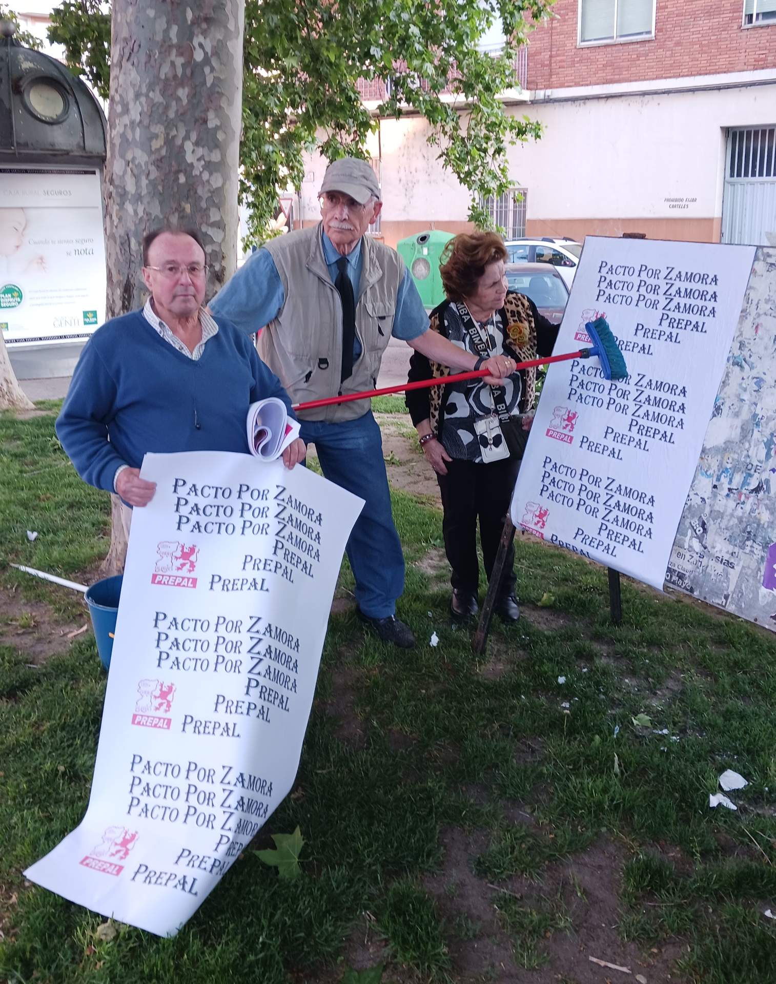 Pegada de carteles PREPAL