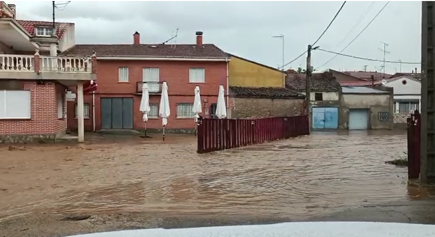 Calles anegadas en Corrales del Vino