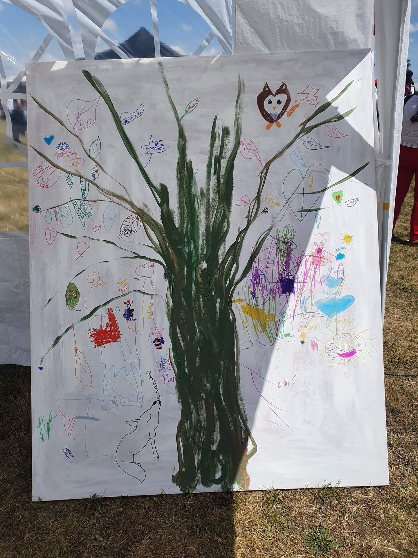 El árbol de la esperanza, una de las actividades realizadas durante el festival solidario de Villanueva de Valrojo