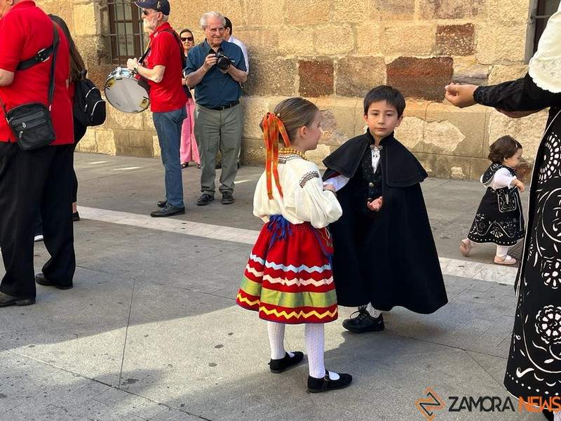 Desfile de indumentaria tradiciona (2)
