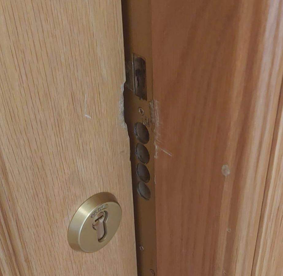 puerta forzada