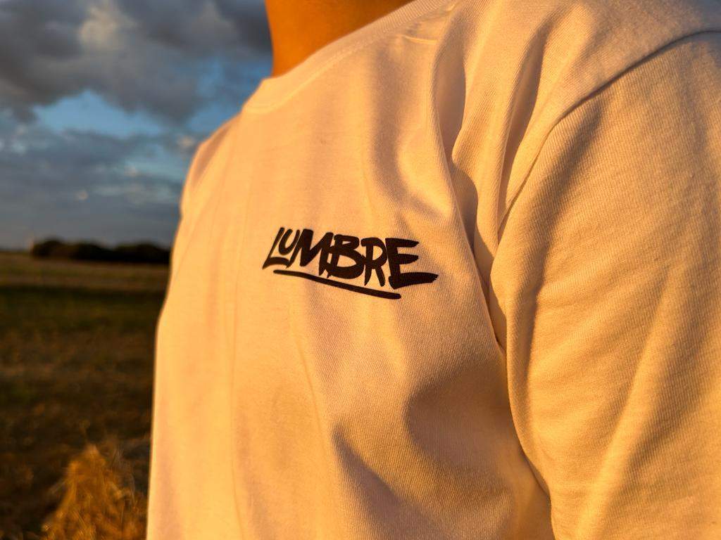 Camisetas con expresiones locales zamoranas impulsadas bajo la marca 'Lumbre. Fotografía: CEDIDA