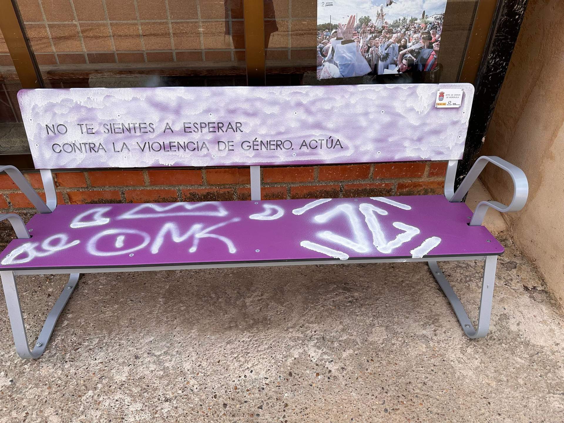 Bancos vandalizados contra la violencia de género en Granja de Moreruela