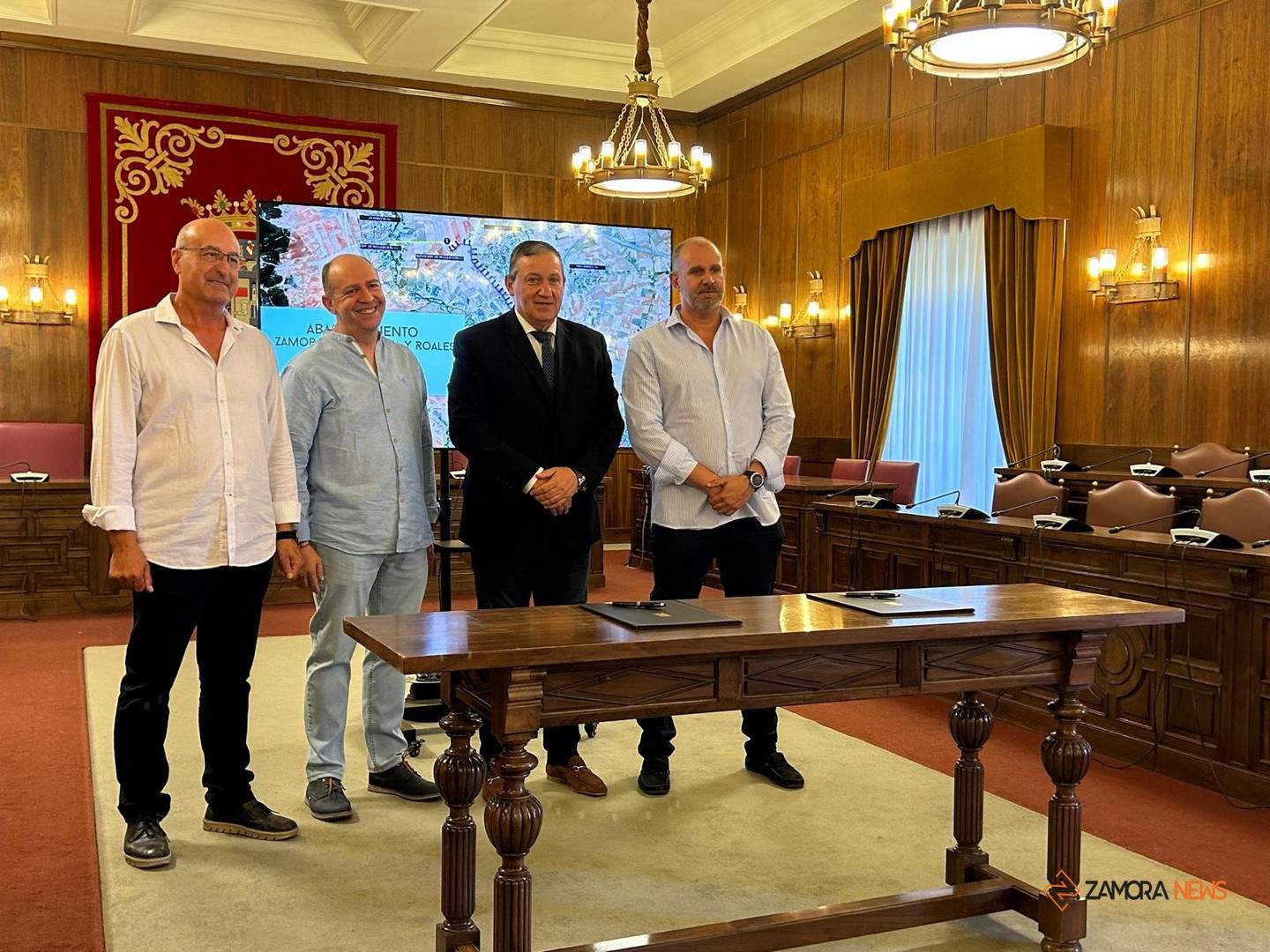 Firma del convenio de colaboración entre Javier Faúndez y los alcaldes de Roales del Pan, La Hiniesta y Andavías_2