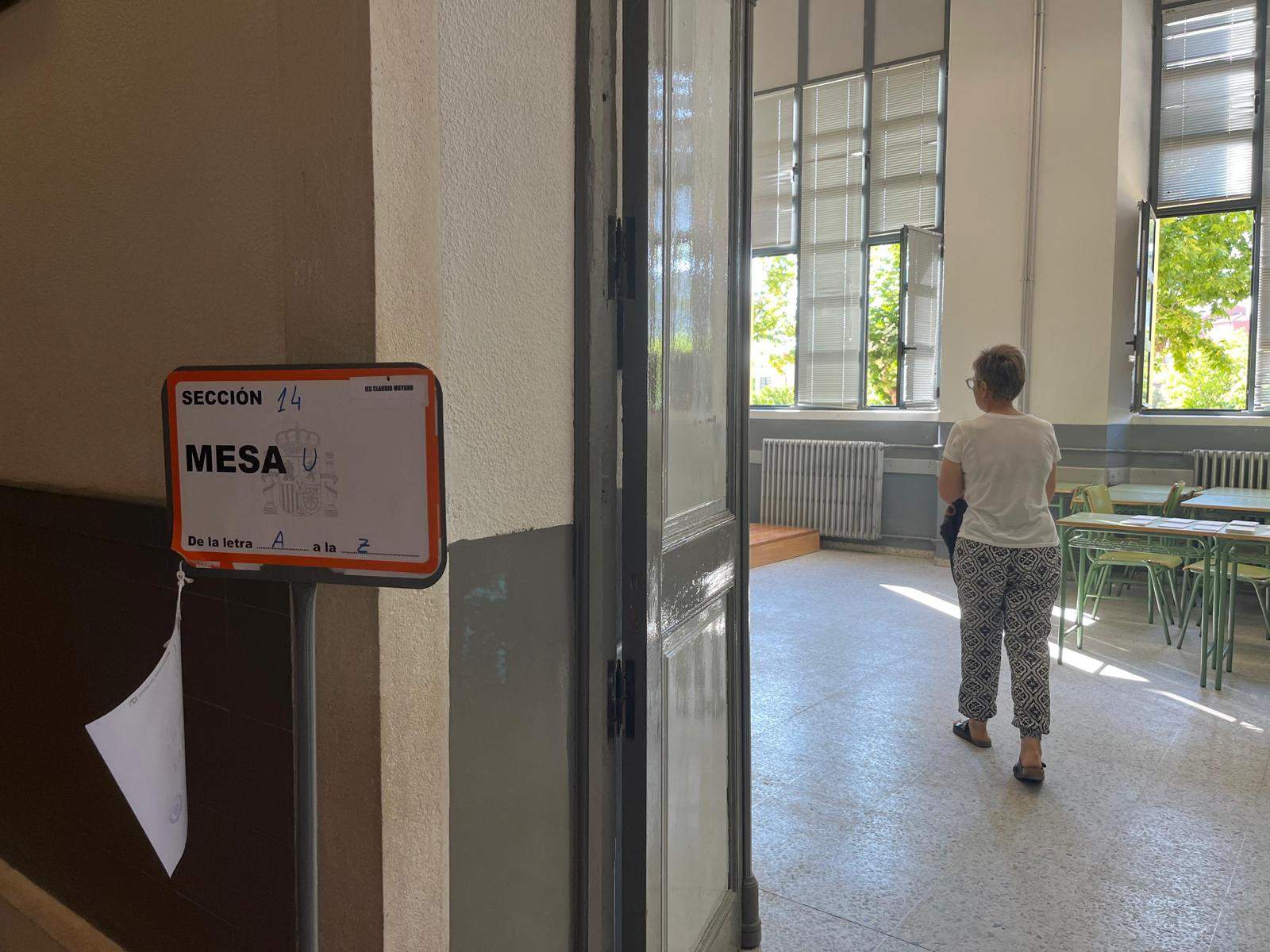 Mesa electoral en el IES Claudio Moyano