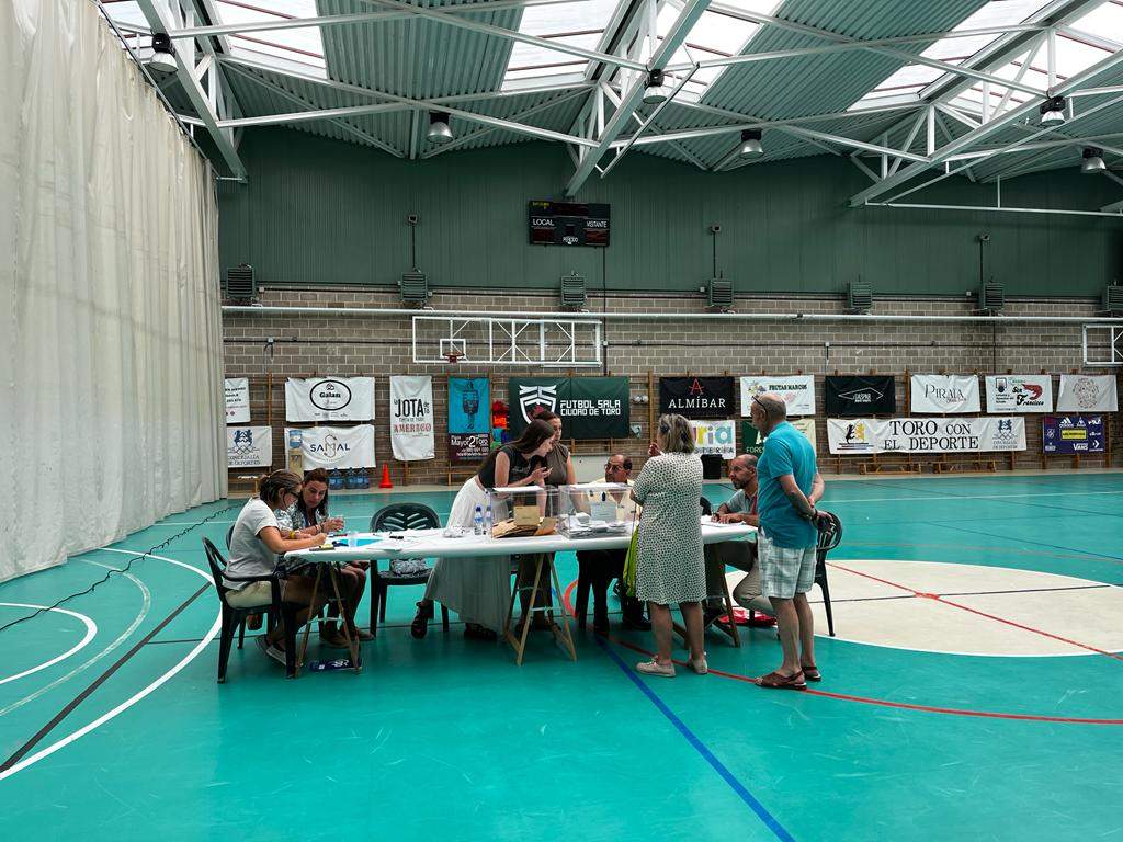 Mesa electoral en Toro