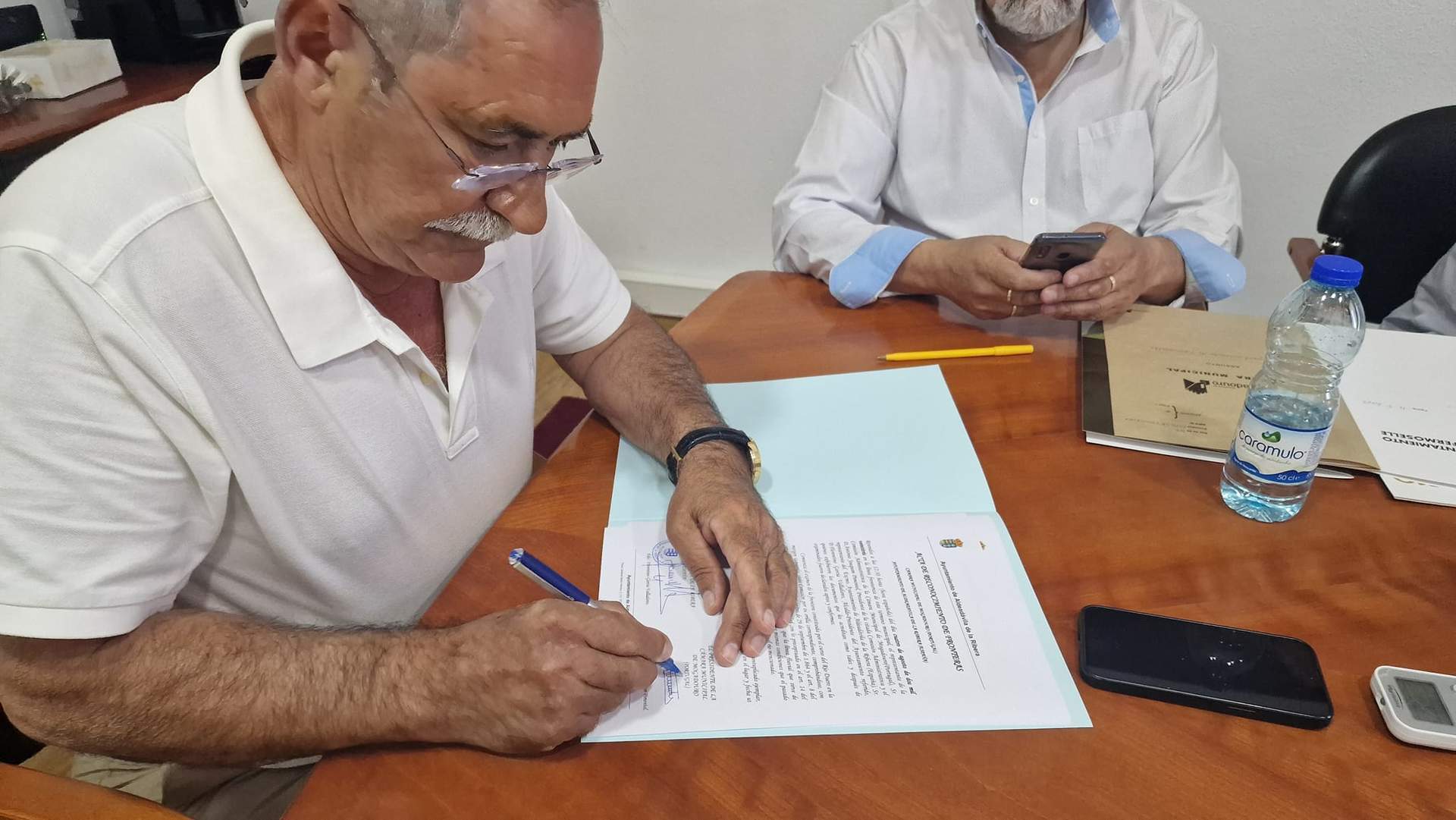 El alcalde Fermoselle, José Manuel Pilo firma el documento histórico de Reconocimiento de fronteras entre Portugal y España. Fotografía: Ayuntamiento de Fermoselle