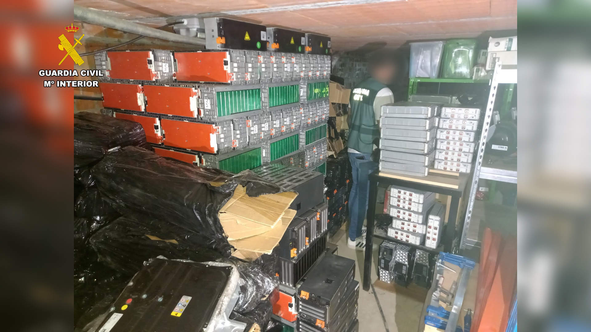 Operación Canaleja contra el almacenamiento y venta ilegal de baterías de litio. Fotografía: Guardia Civil