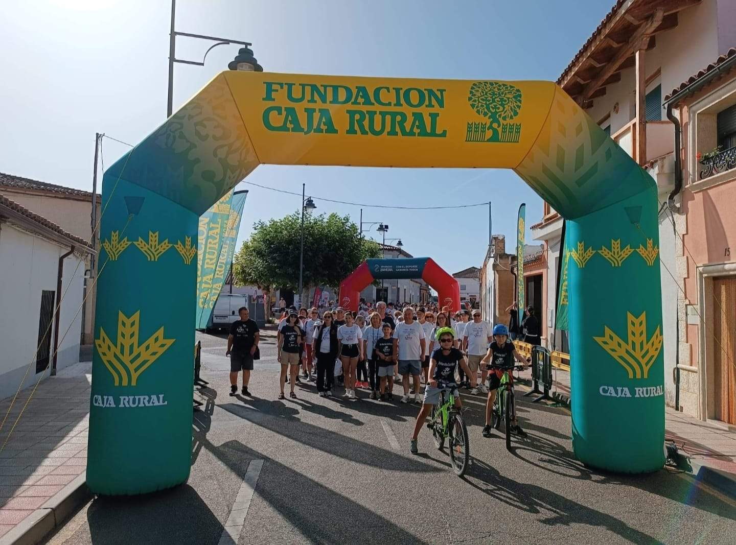 Un grupo de senderistas en la marcha organizada por Azayca y el Ayuntamiento de Villaralbo