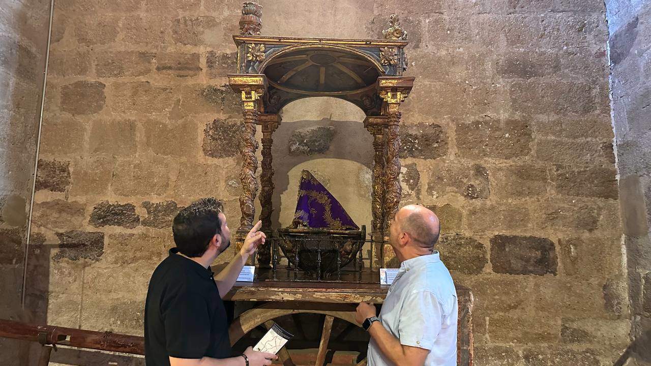 El Presidente en funciones de la Diputación de Zamora, Víctor López de la Parte acompañado por el alcalde de la localidad, Ricardo Casas durante su visita a la exposición “La Hiniesta en la Calle”