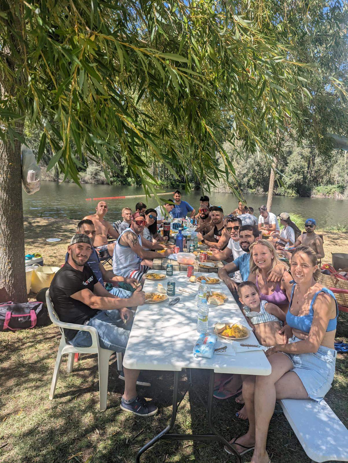 Otra de las mesas de la paella popular en Santibáñez