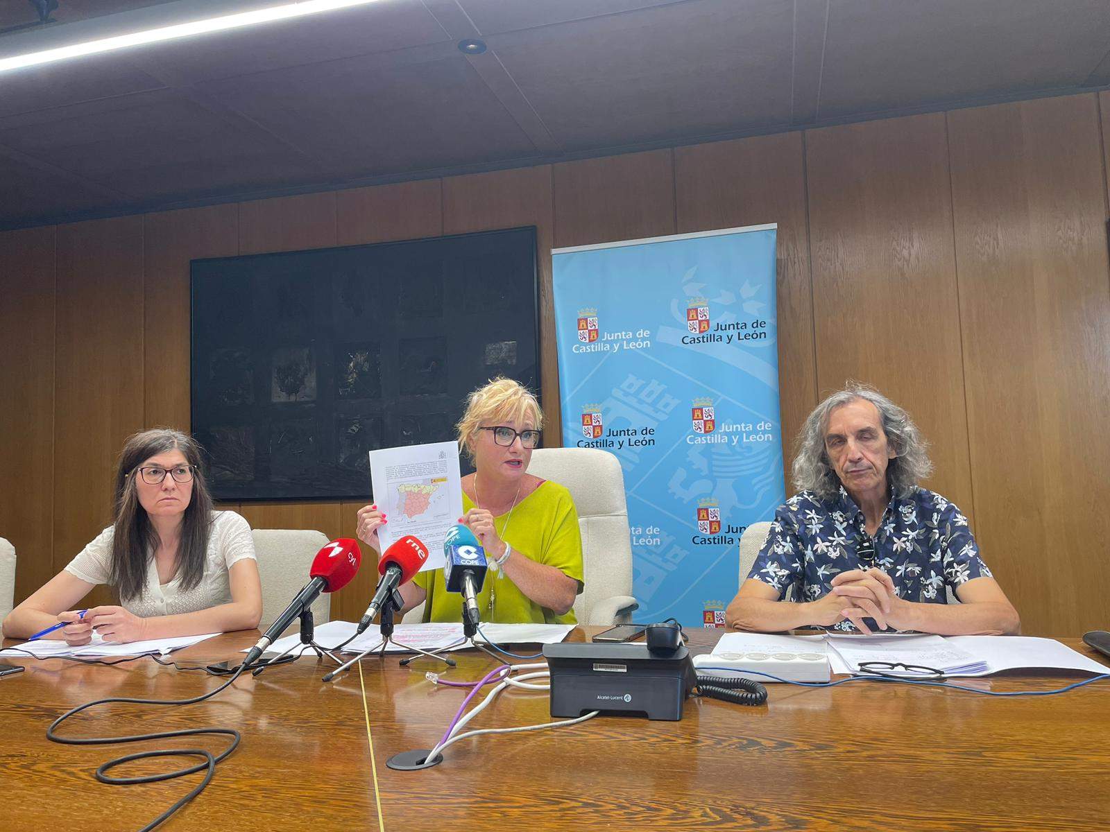 La delegada territorial de la Junta, Leticia García, acompañada por la jefa del Servicio Territorial de Agricultura, Ganadería y Desarrollo Rural, Rosa Alonso, y el jefe de la Sección de Sanidad Animal, José Emilio Yanes