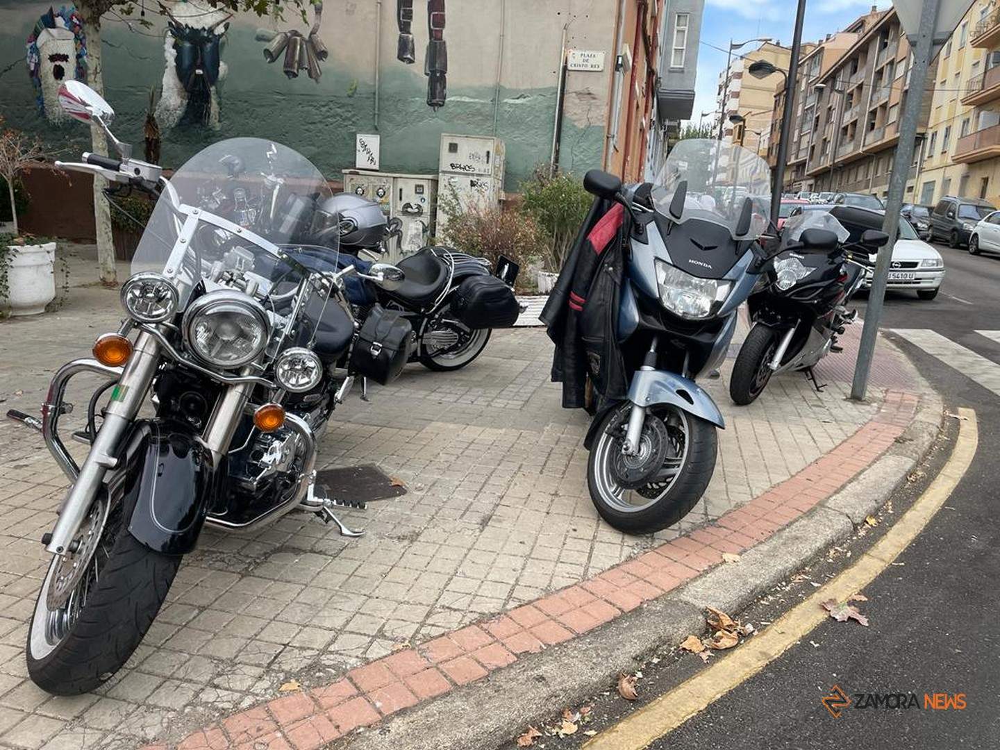 Moteros concentrados a las puertas del numancia a la salida de la concentración La trampa_2