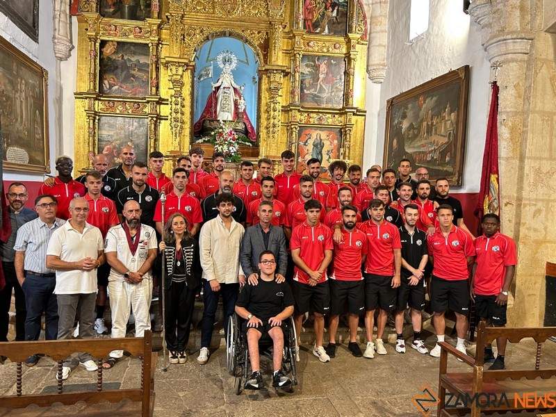 Ofrenda Floral de los jugadores del Zamora CF a la concha_14