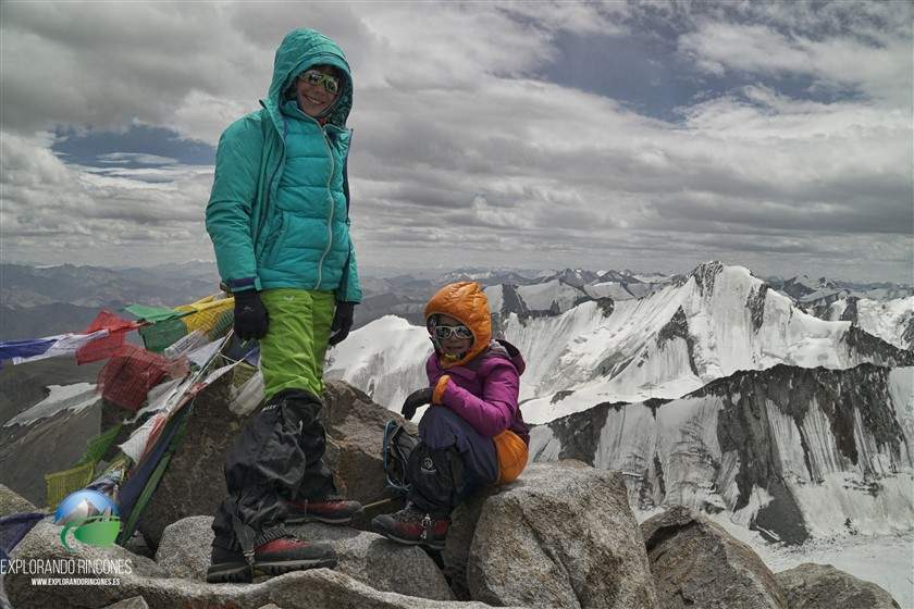 Vega y Saúl, de la familia Jiménez Rubio en la cima del Himalaya. Fotografía: Explorando rincones